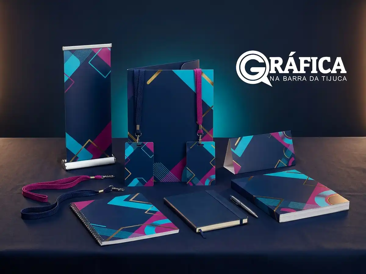 Kit de material gráfico para evento corporativo com pastas, credenciais, cordões e banner roll-up produzido pela Gráfica na Barra da Tijuca