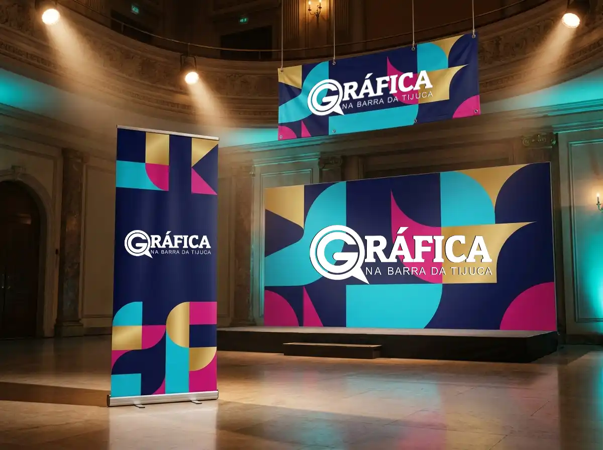 Banner roll-up e lona backdrop personalizados montados em evento corporativo
